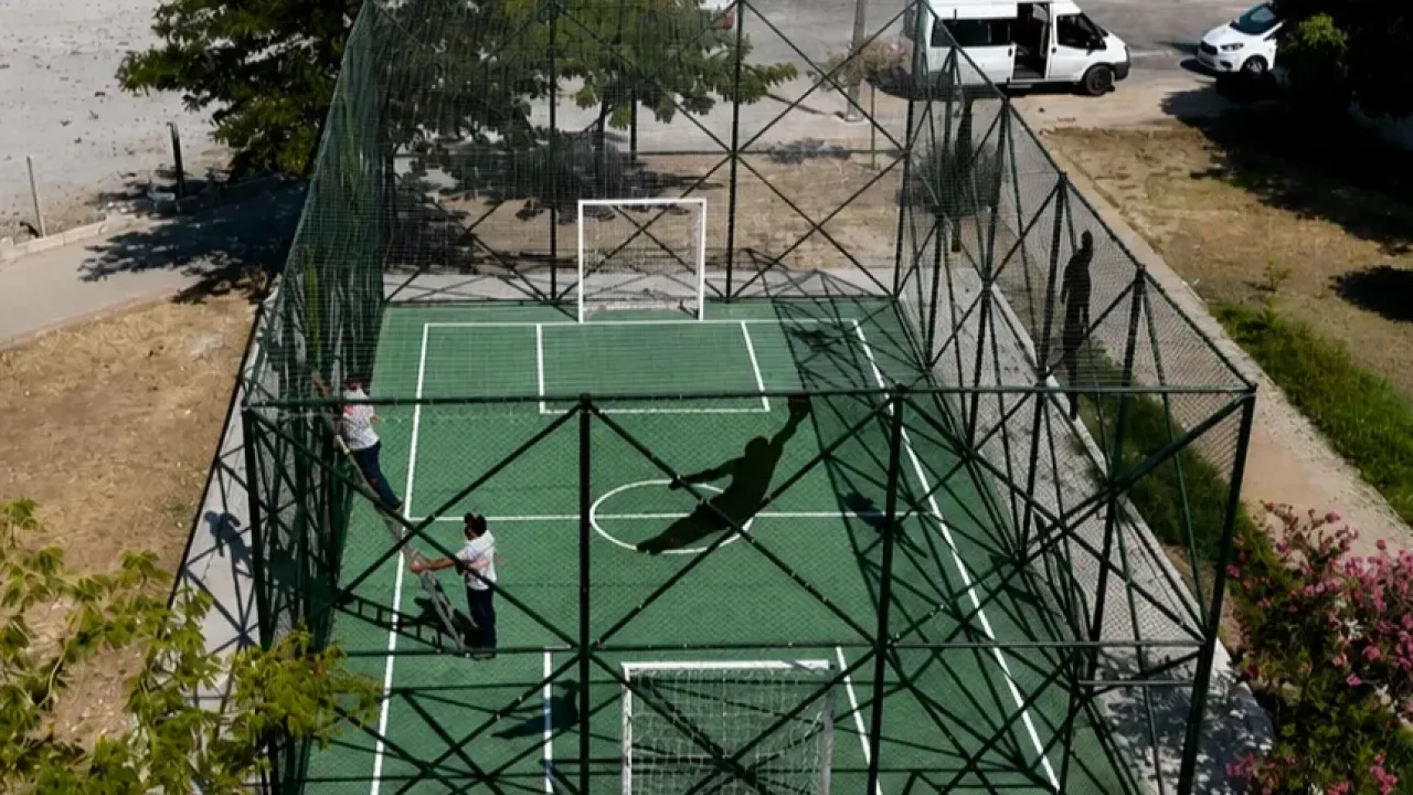 İzmir Karabağlar ‘da 5 mahalleye 5 yeni mini futbol sahası