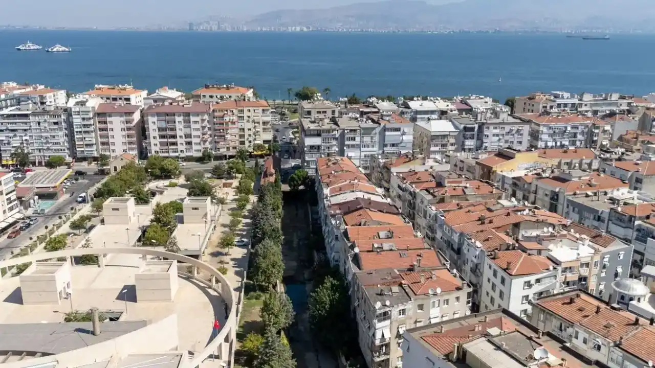 İzmir Körfezi'ne açılan Poligon Deresi’nde dip temizliği