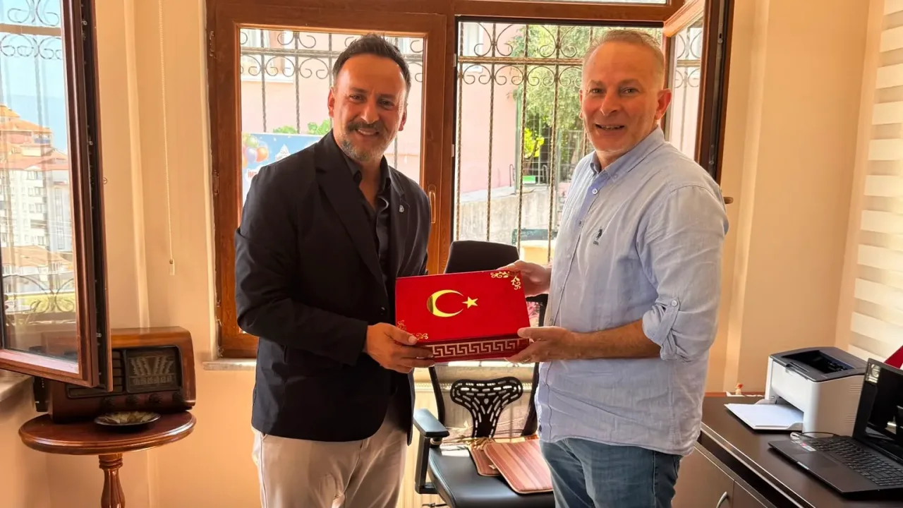 İzmit Belediyesi'nden muhtarlara doğum günü ziyareti