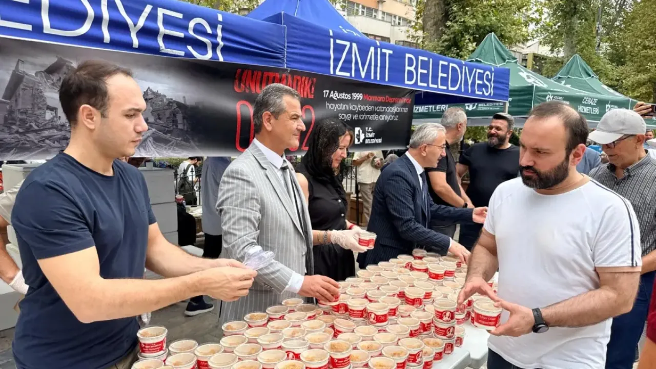 İzmit'te 17 Ağustos depreminde vefat edenler dualarla anıldı