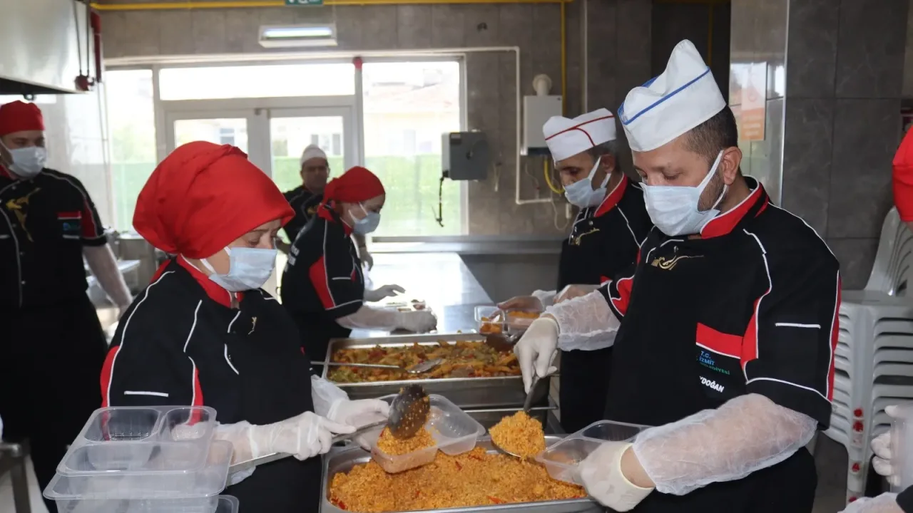 İzmit'te sıcak yemek desteğiyle dayanışma büyüyor