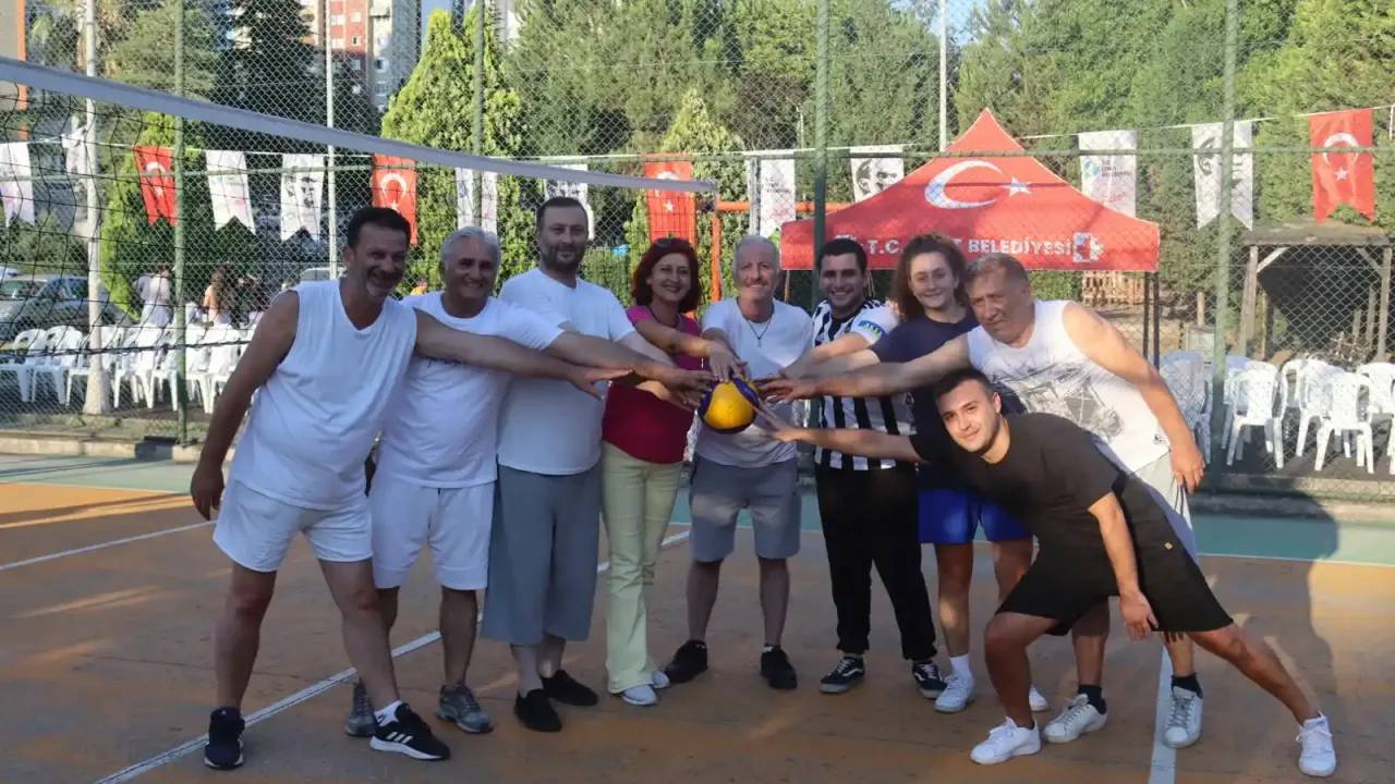 İzmit'te Voleybol Coşkusu