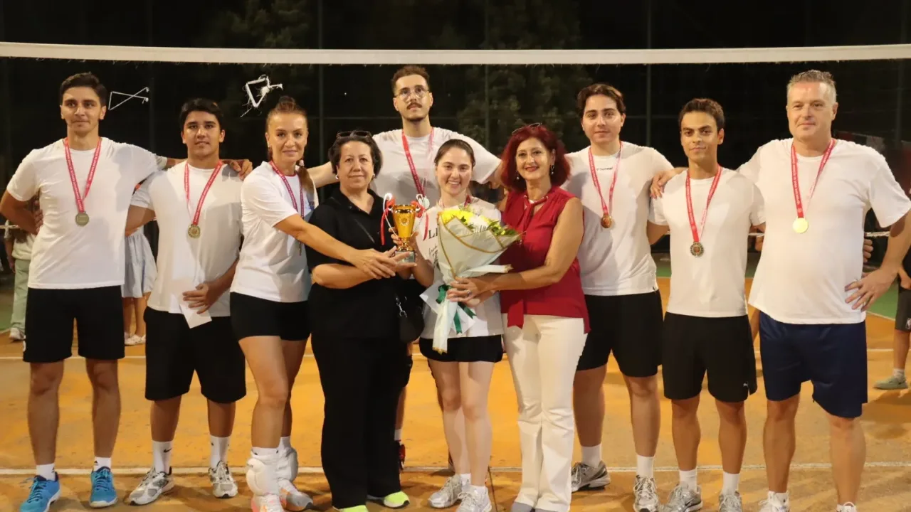 İzmit'te Voleybol Turnuvası sona erdi