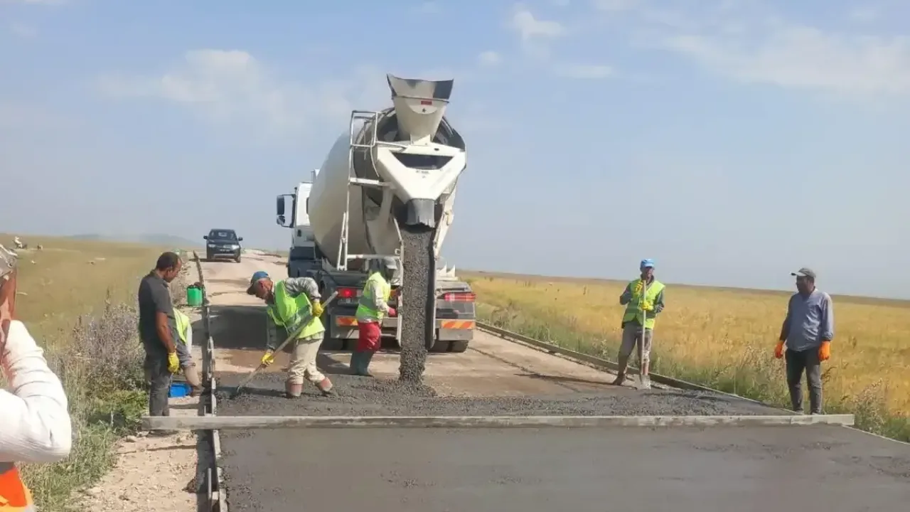 Kars'ta kırsalda yol çalışmaları sürüyor