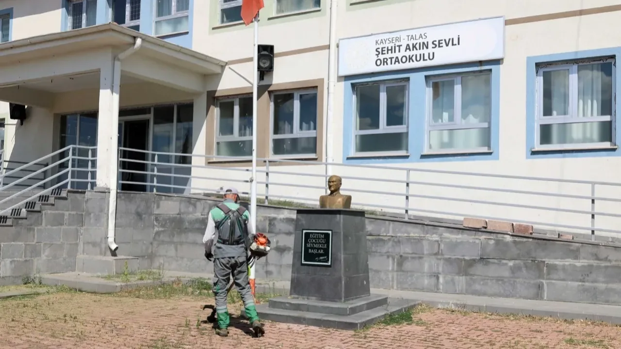 Talas'ta yeni dönem öncesi okullarda bakım seferberliği