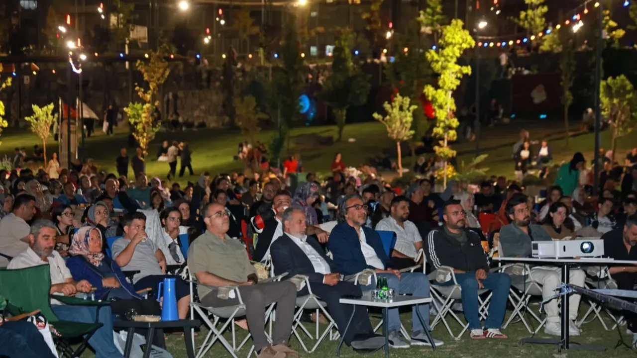 Talas'ta Eren Bülbül filmiyle yıldız altında sinema keyfi