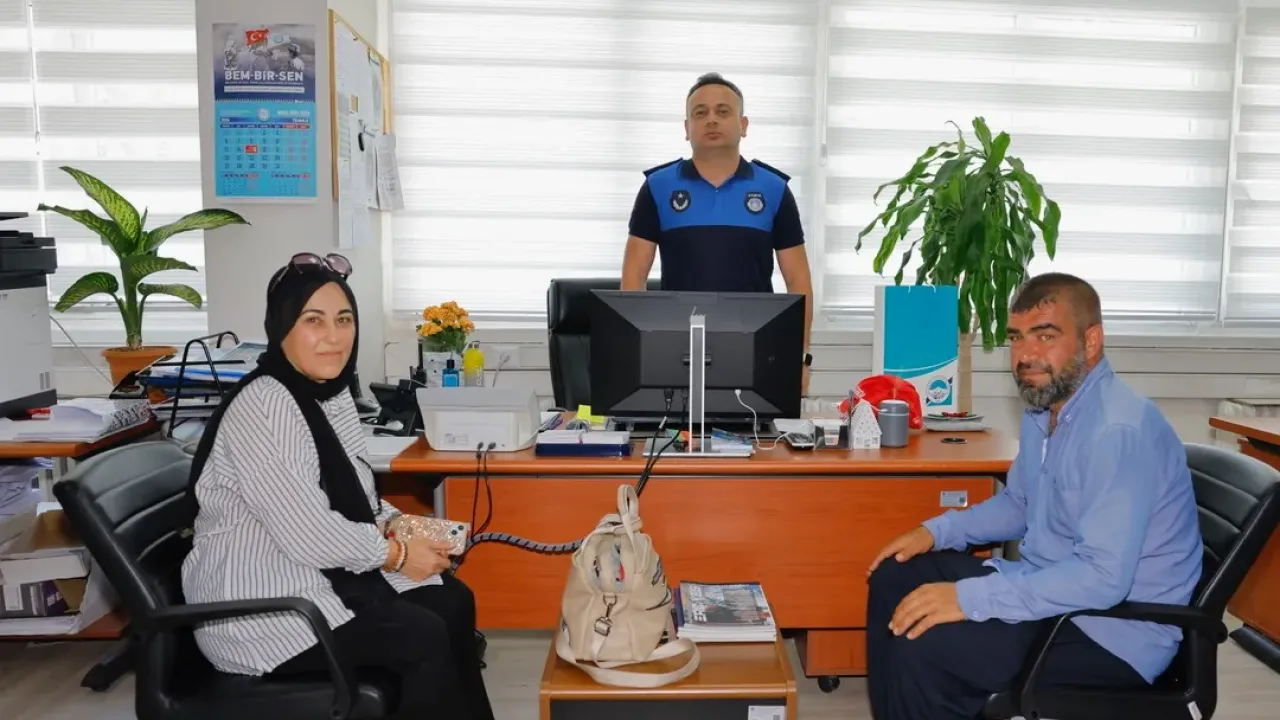 Kayseri zabıtası kayıp cüzdanı sahibine teslim etti