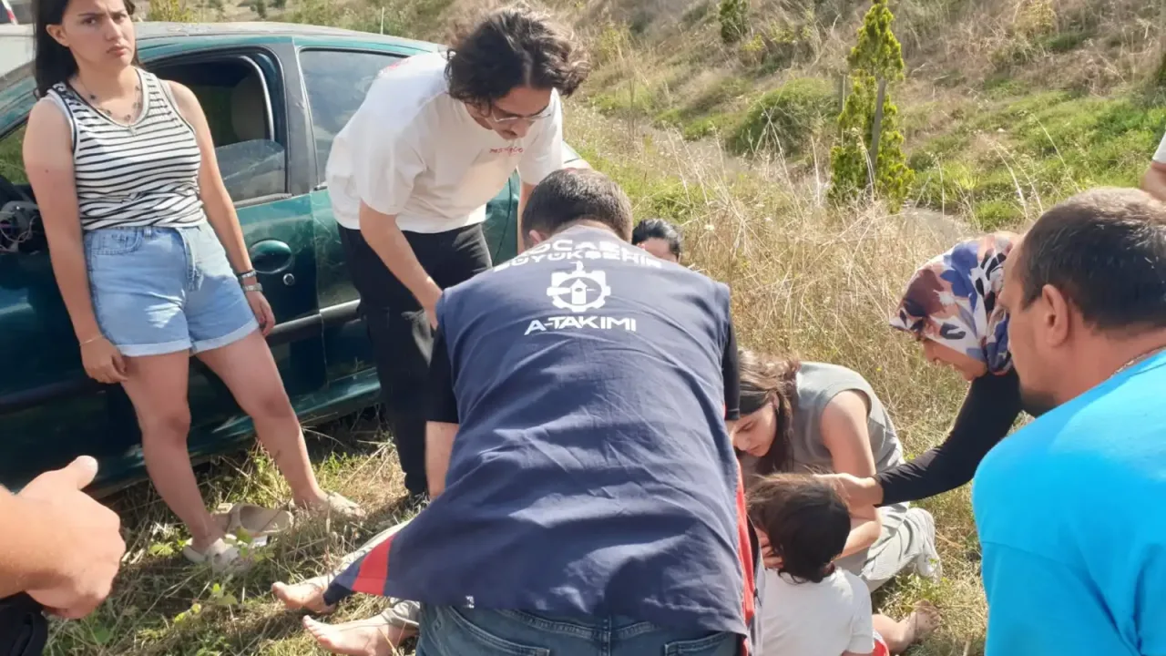 Kocaeli'de takla atan araçtaki aileyi A Takımı kurtardı