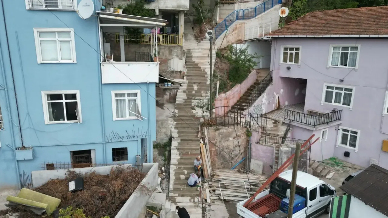 İzmit'te Serdar Mahallesi'ne yeni yaya yolları ve duvarlar