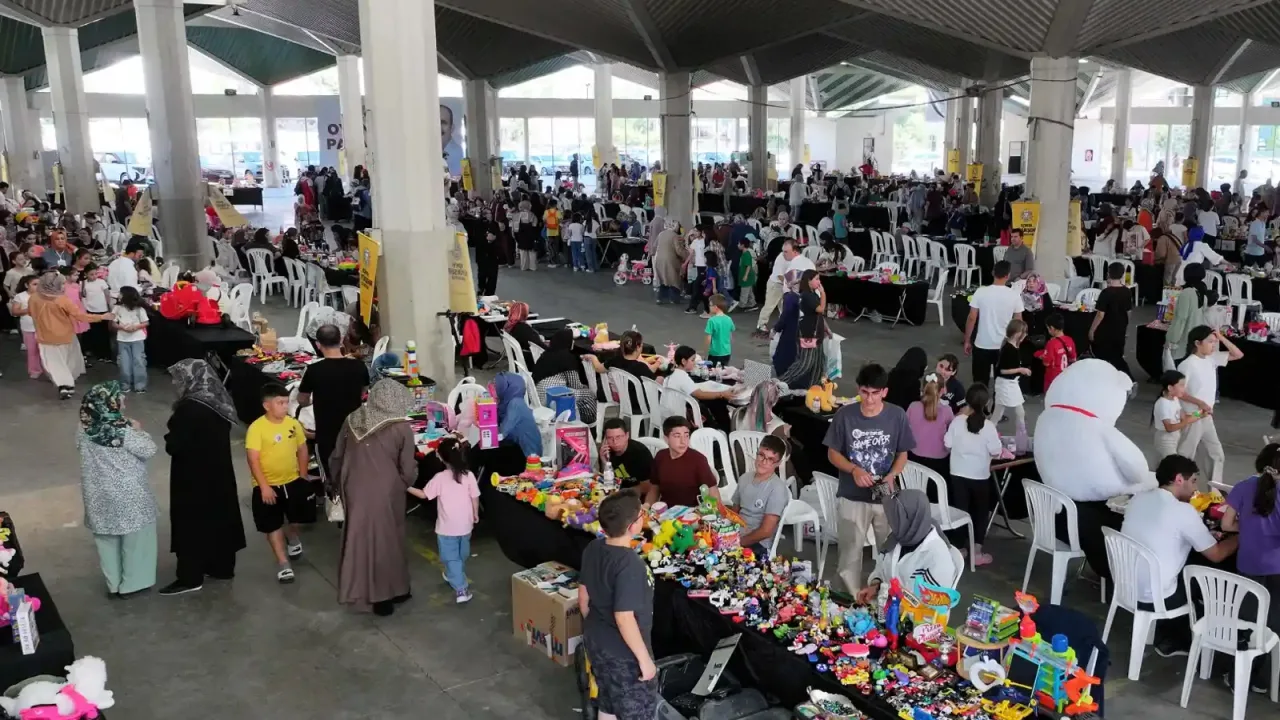 Konya'da Çocuklar İkinci El Oyuncak Pazarı Kurdu