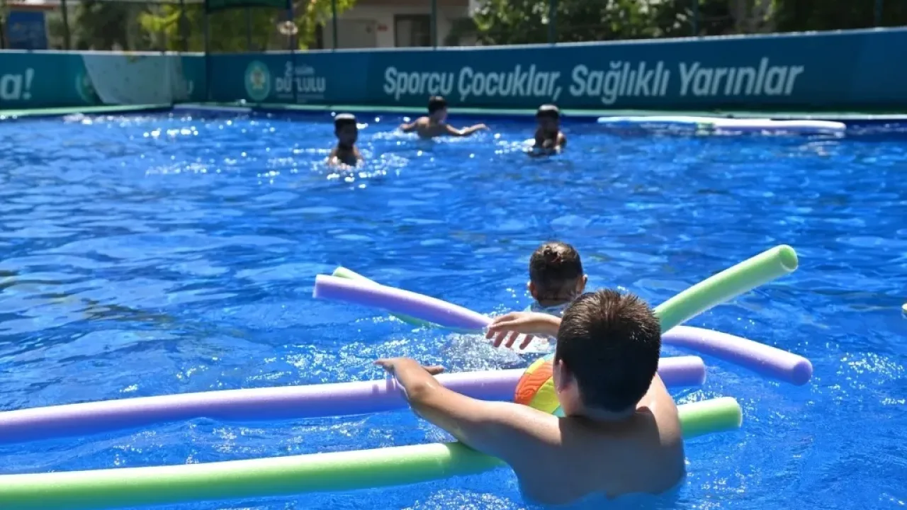 Manisa’da çocuklar hem serinleyecek hem yüzme öğrenecek