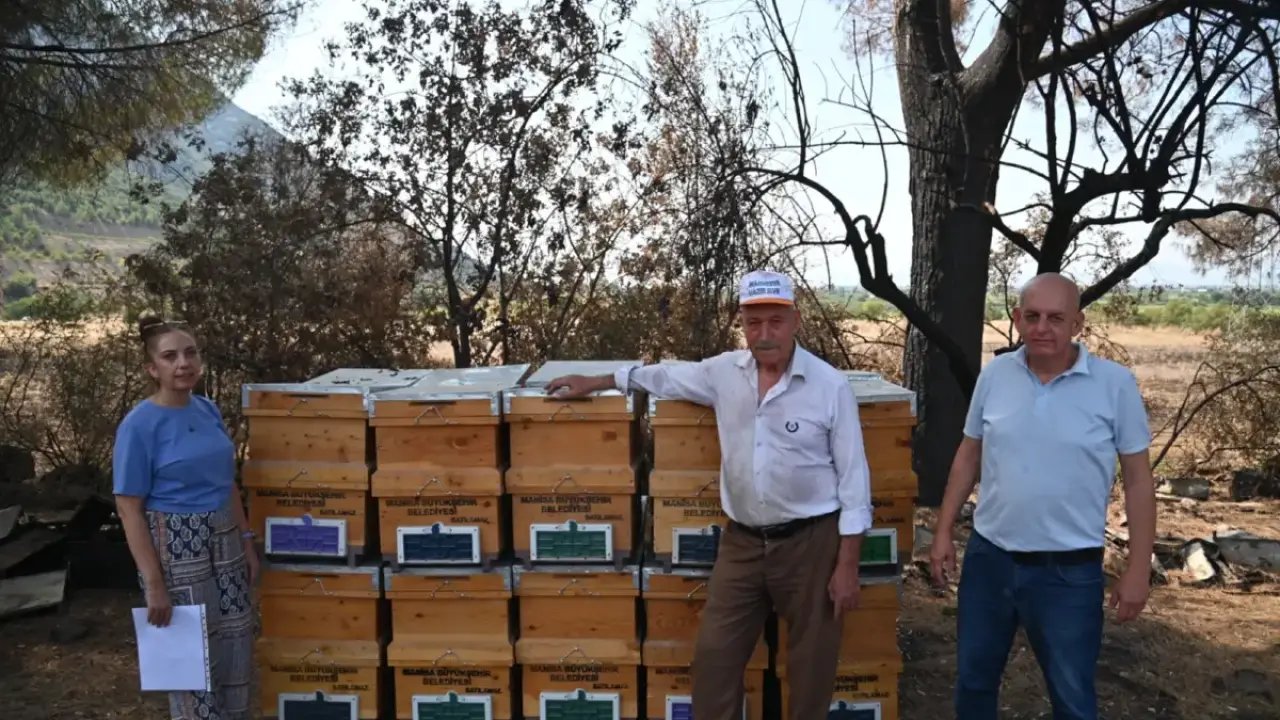 Manisa'da yangında kovanları zarar gören arıcıya Büyükşehir