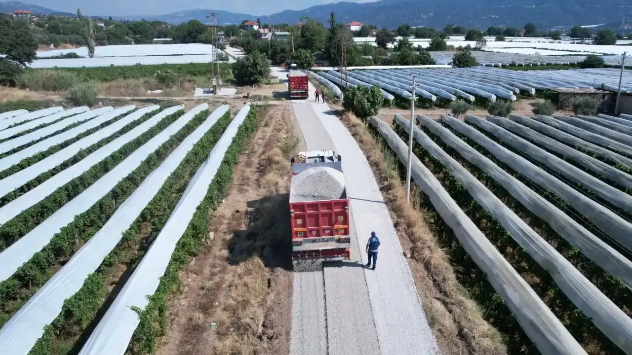 Sarıgöl’de üzüm hasadı öncesi 6 km yol yenileniyor