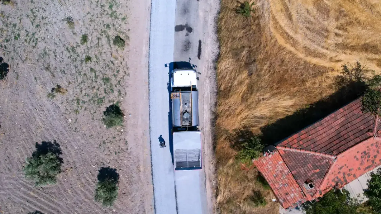 Soma’da 8 kilometrelik yolda asfalt yenileme sürüyor