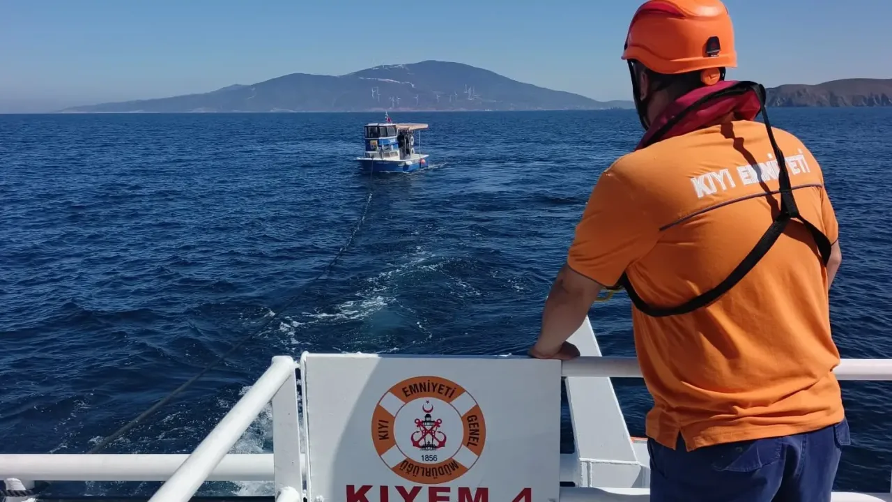 Marmara Adasındaki arızalı tekne KIYEM-4 ile kurtarıldı