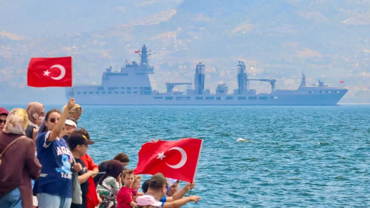 Türk Donanması İzmit Körfezi'nde Tarihi Geçiş Gerçekleştirdi