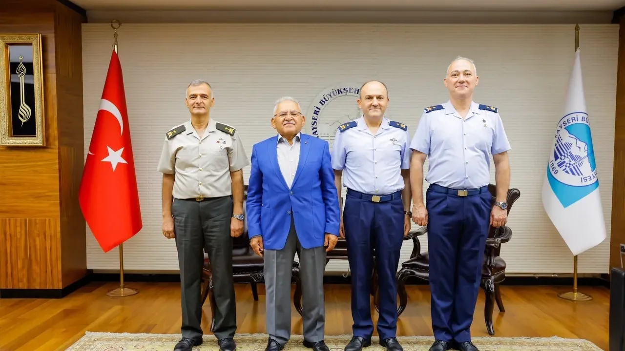 Kayseri'de komutanlara Büyükkılıç'tan veda ziyareti