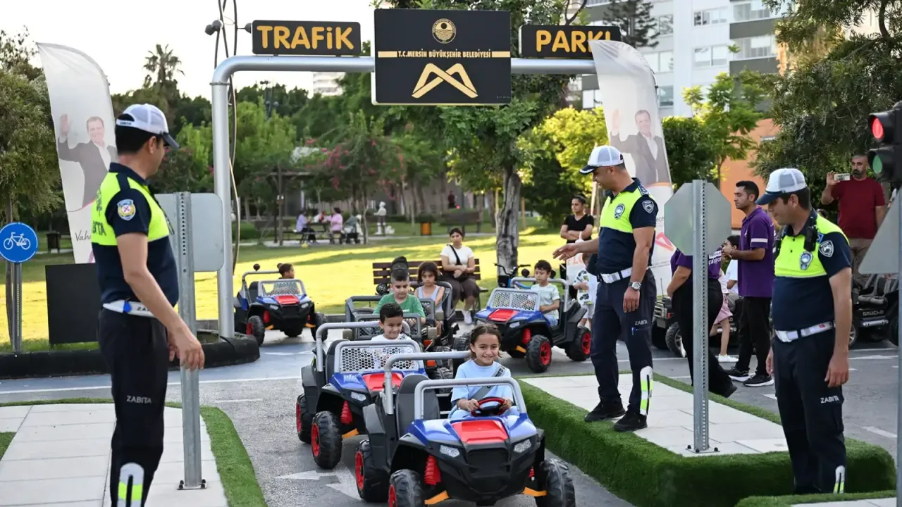 Mersin’de çocuklar trafik kurallarını öğreniyor