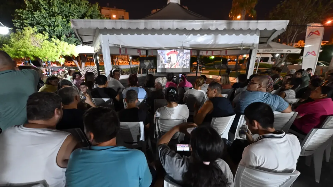 Mersin’de Engelsiz Yaşam Parkı’nda açık hava sinema keyfi