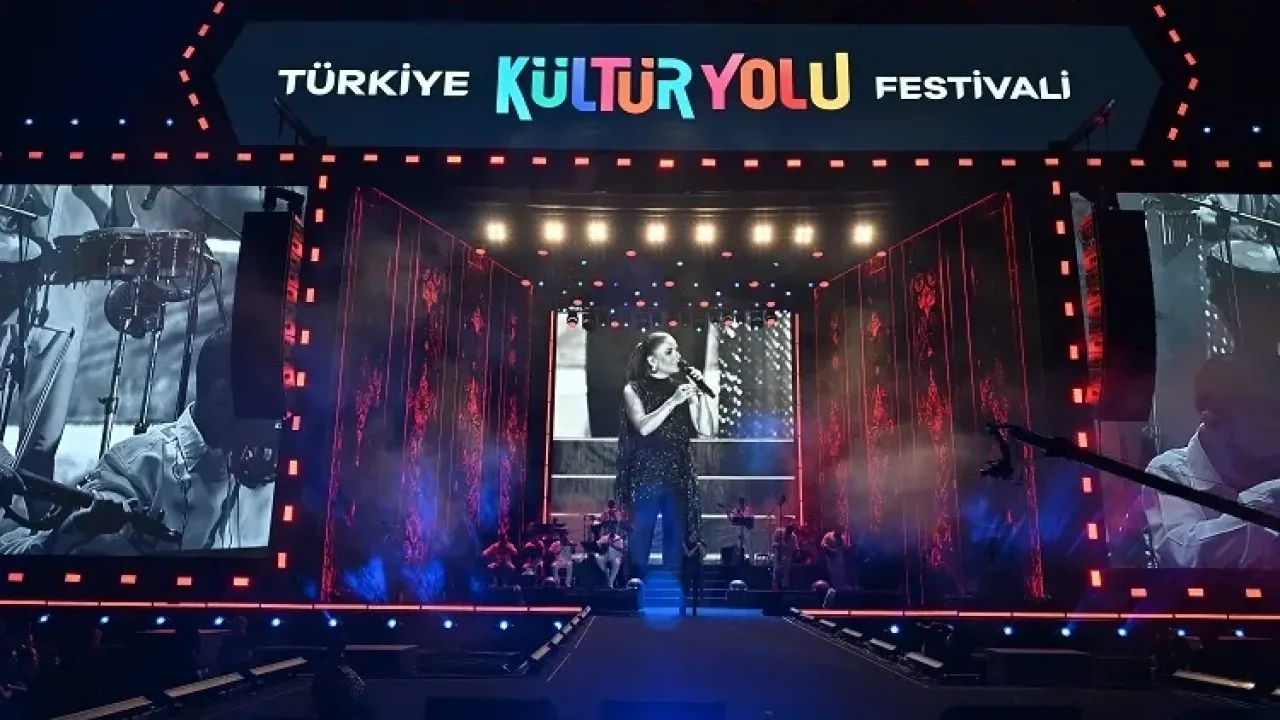 Merve Özbey Nevşehir'de Coşkulu Konser