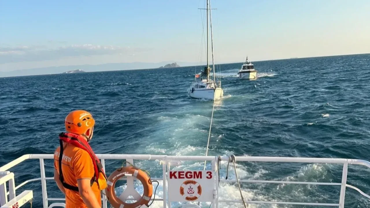 Moda açıklarında sürüklenen tekne kurtarıldı