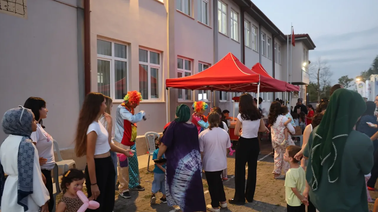 Mutluluk Tırı Sapanca’da çocukların yüzünü güldürdü