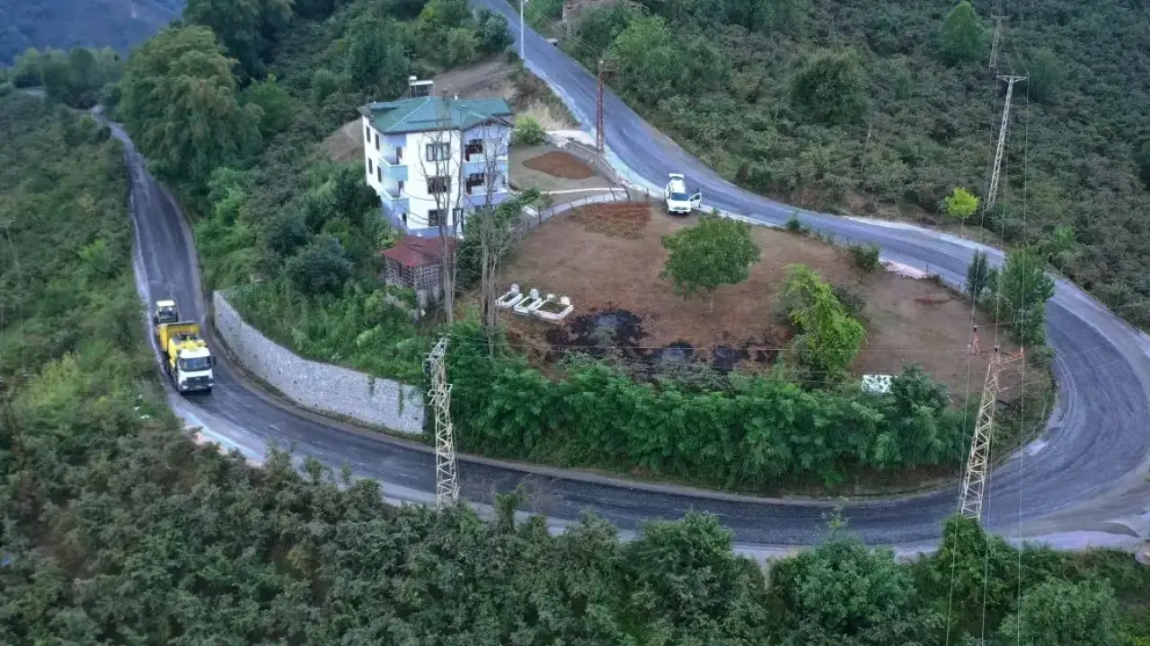 Gülyalı’da 1,5 km’lik yol asfaltlandı, hasret sona erdi