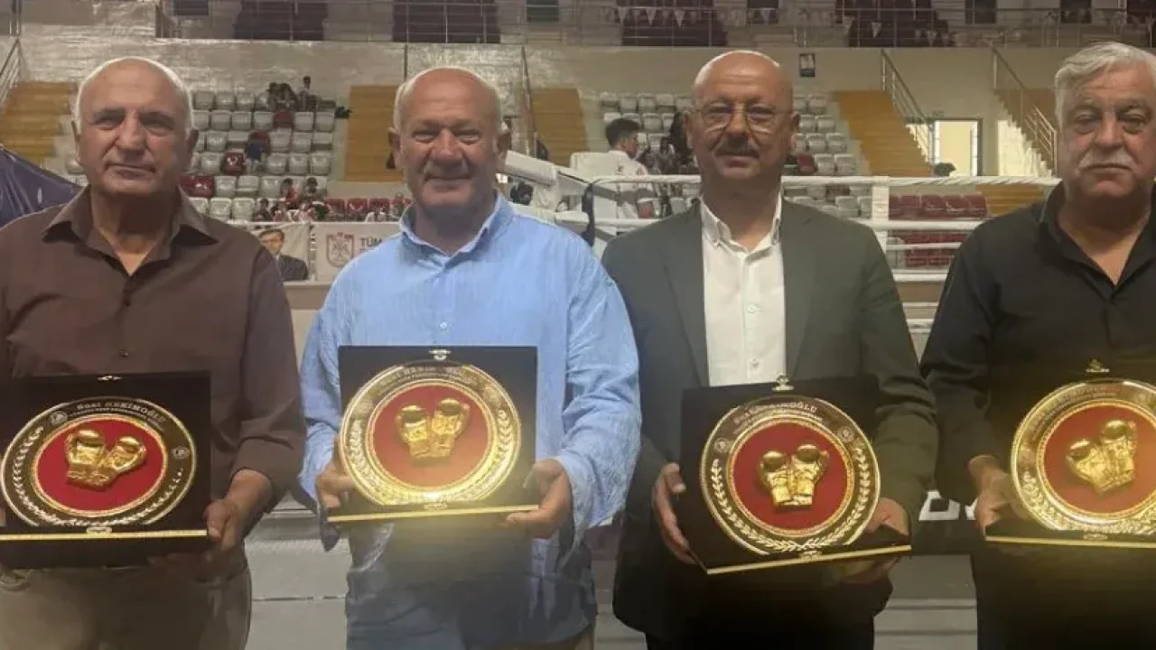 Sivas'ta Boks Efsanelerine Özel Vefa Plaketleri Verildi