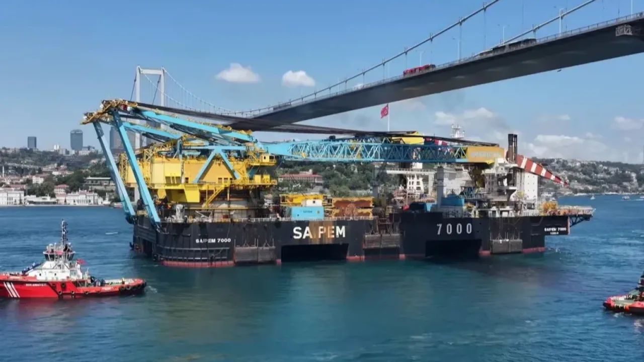 Saipem 7000 Boğazlar'dan güvenle geçti