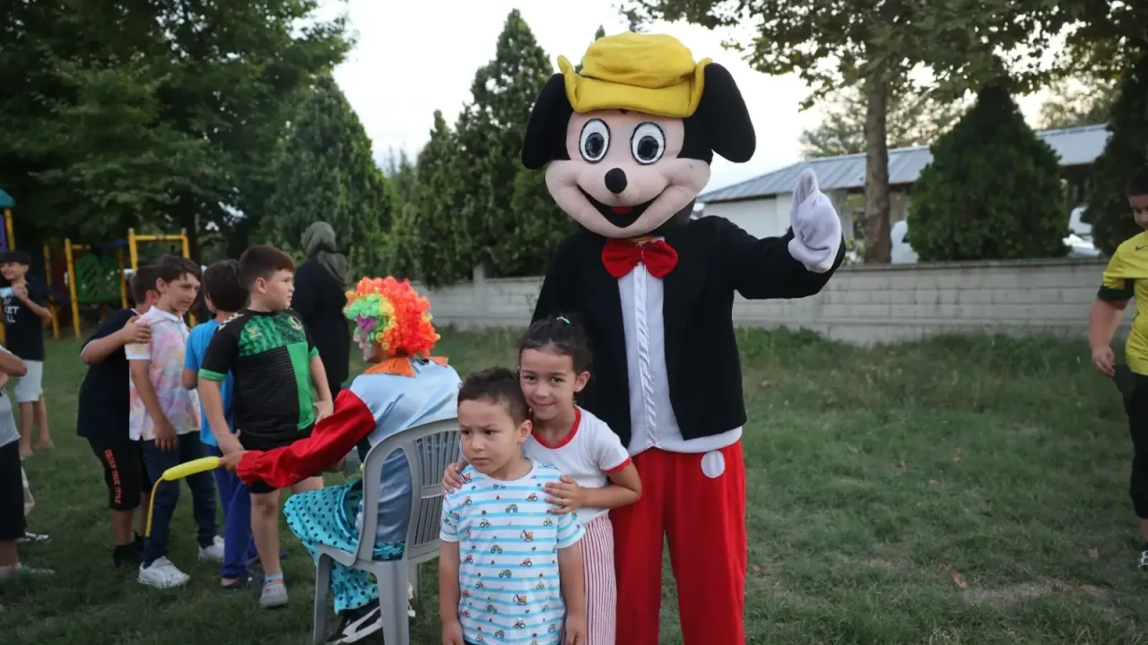 Sakarya'da 'Mutluluk Tırı' mahalle mahalle geziyor