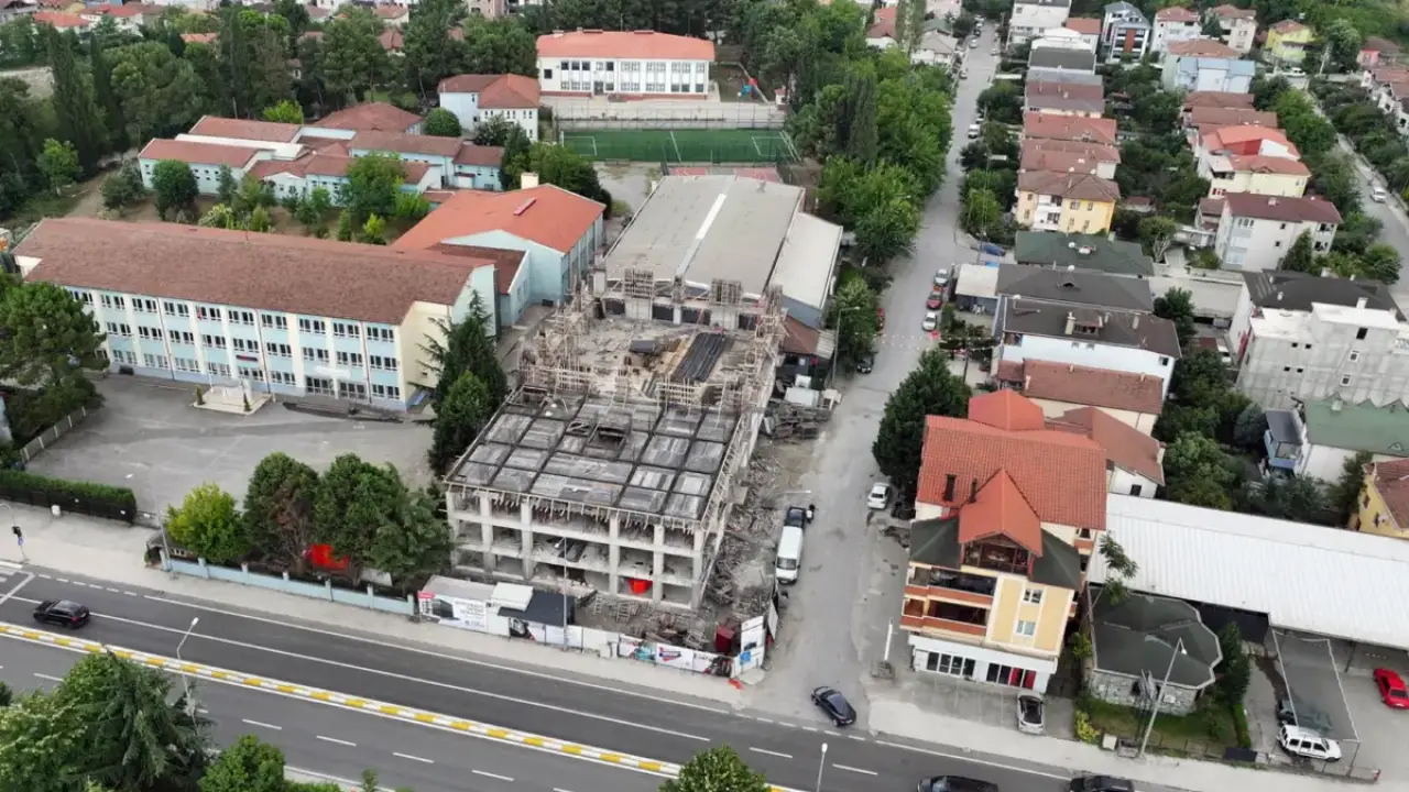 Sapanca Meydanı ve spor salonu projeleri hızla ilerliyor