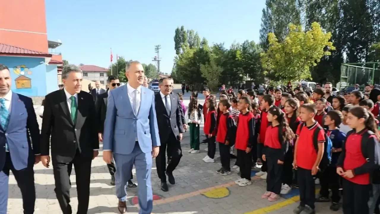 Ağrı’da ilk ders zilini Vali Bozkurt çaldı