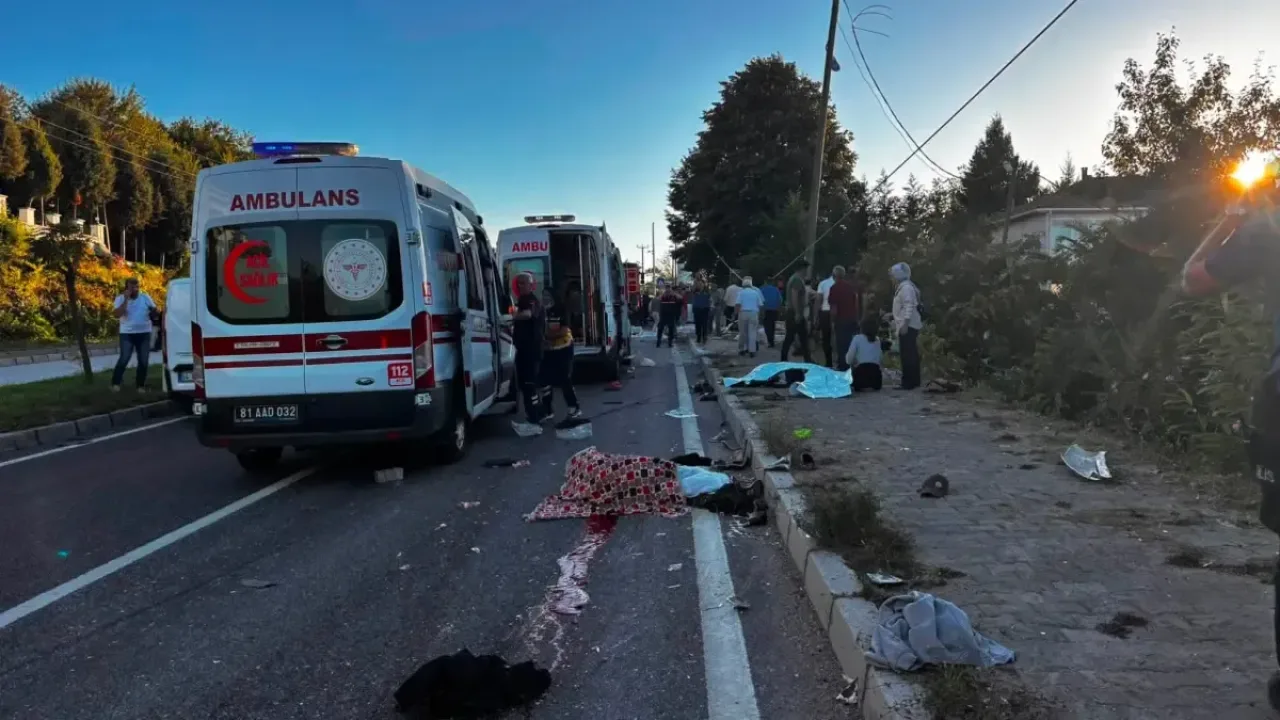 Akçakoca'da TIR ile patpat çarpışması: 4 can kaybı