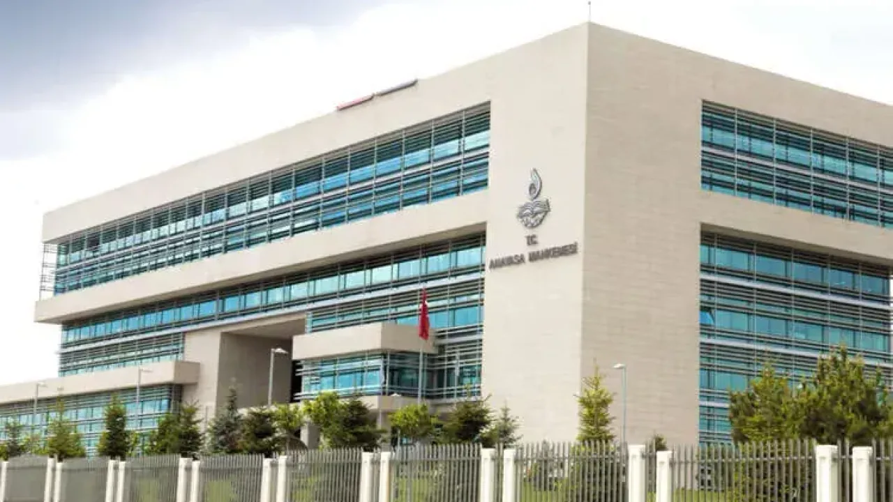 Anayasa Mahkemesi'nden 'Yeni Parti'ye süre!
