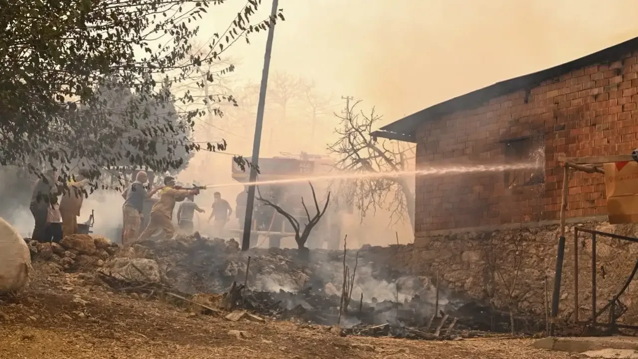 Antalya Aksu’daki yangın için bini aşkın personel görevde