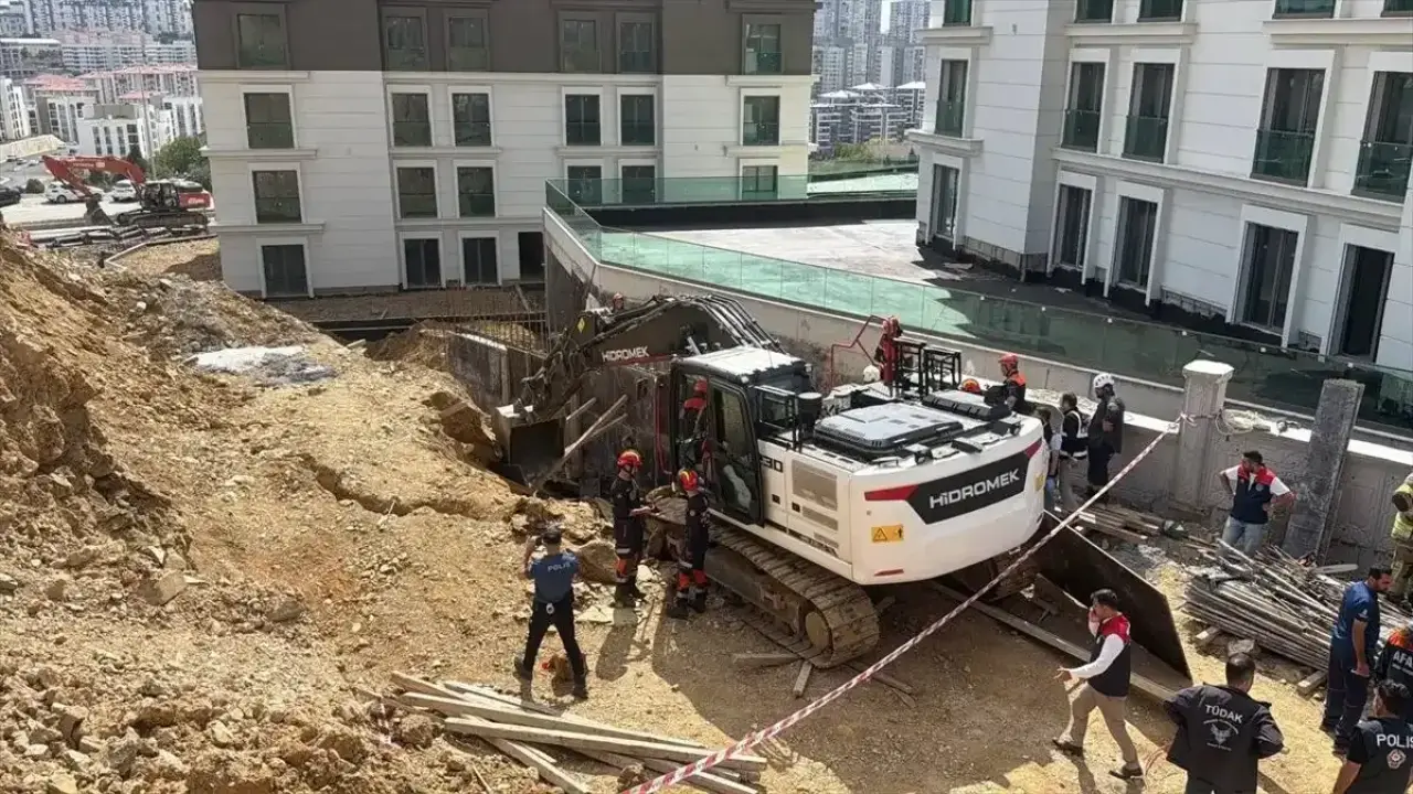 Başakşehir'de inşaat göçüğünde 2 işçi kurtarıldı, 1'i aranıyor