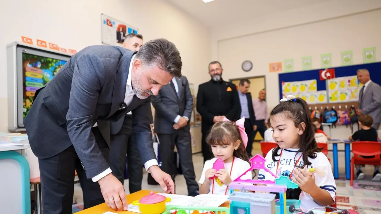 Bursa'da Başkan Vekili Biba, öğrencilerin ilk ders heyecanına