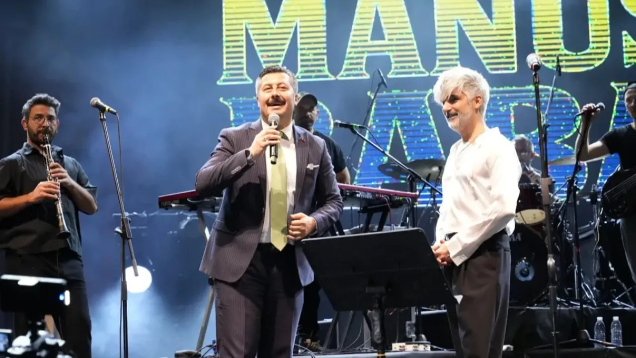 Yenişehir'de festivalde Manuş Baba sahne aldı