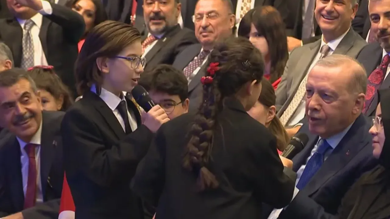 Cumhurbaşkanı Erdoğan’dan çocuklara türkü sürprizi