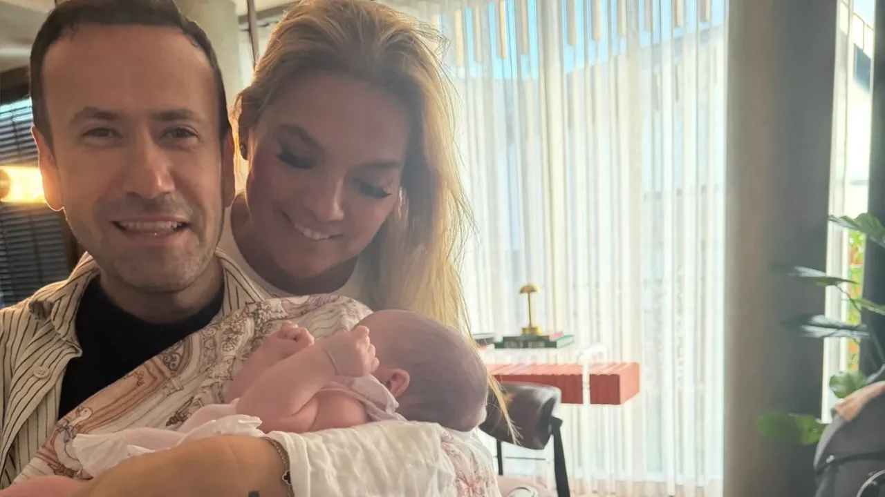Demet Akalın ve Özgür Aras’tan Mihre bebek ziyareti