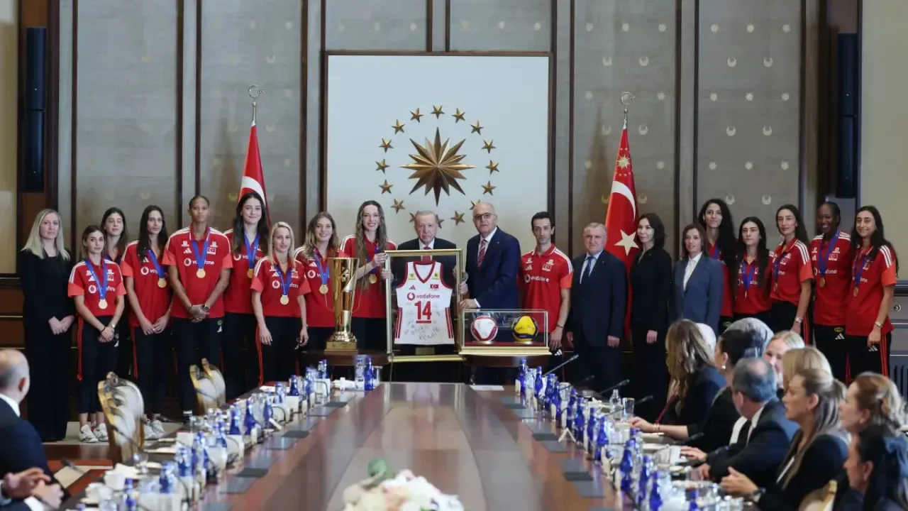 Erdoğan, şampiyon voleybolcuları ağırladı