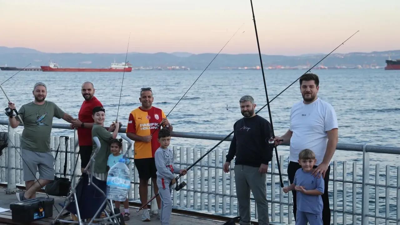 Eskihisar'da aileler balık tutarak keyifli anlar biriktirdi