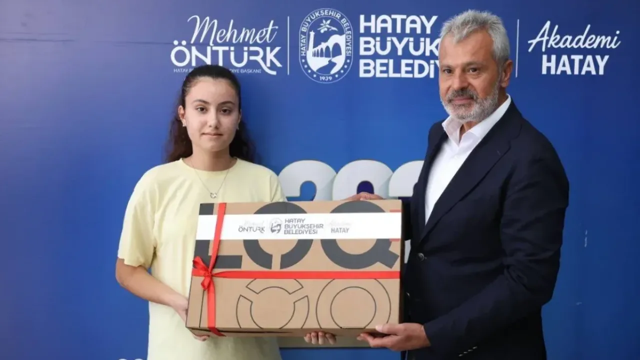 Hatay Büyükşehir Belediyesi başarılı öğrencilere ödül verdi