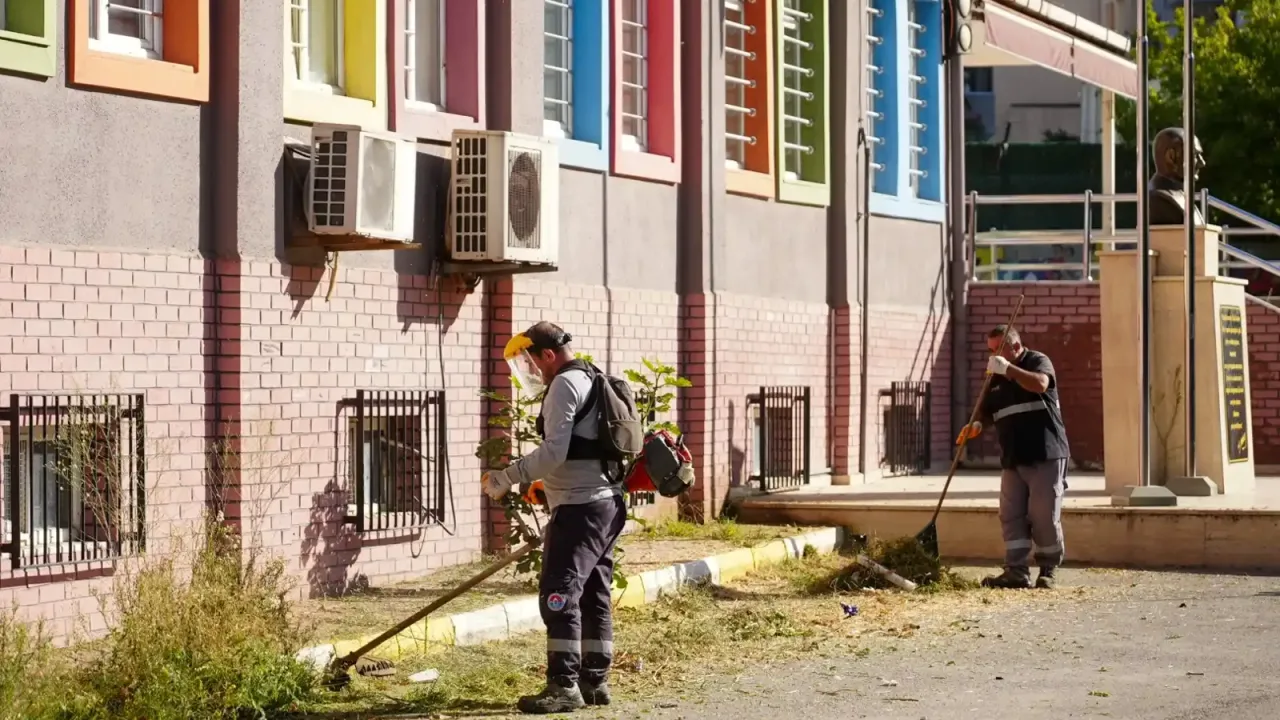 Maltepe'de yeni dönem öncesi okullar hijyenik hale getirildi
