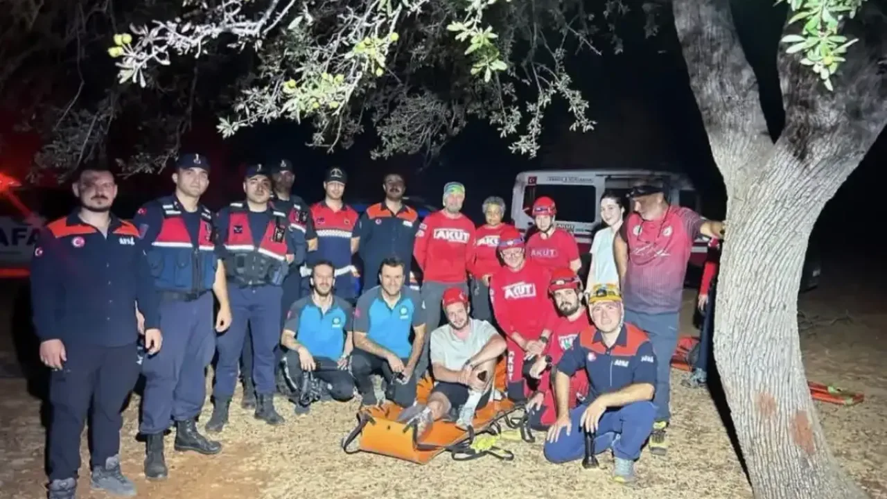 Kaş'ta ayağı burkulan Rus turist ekiplerle kurtarıldı