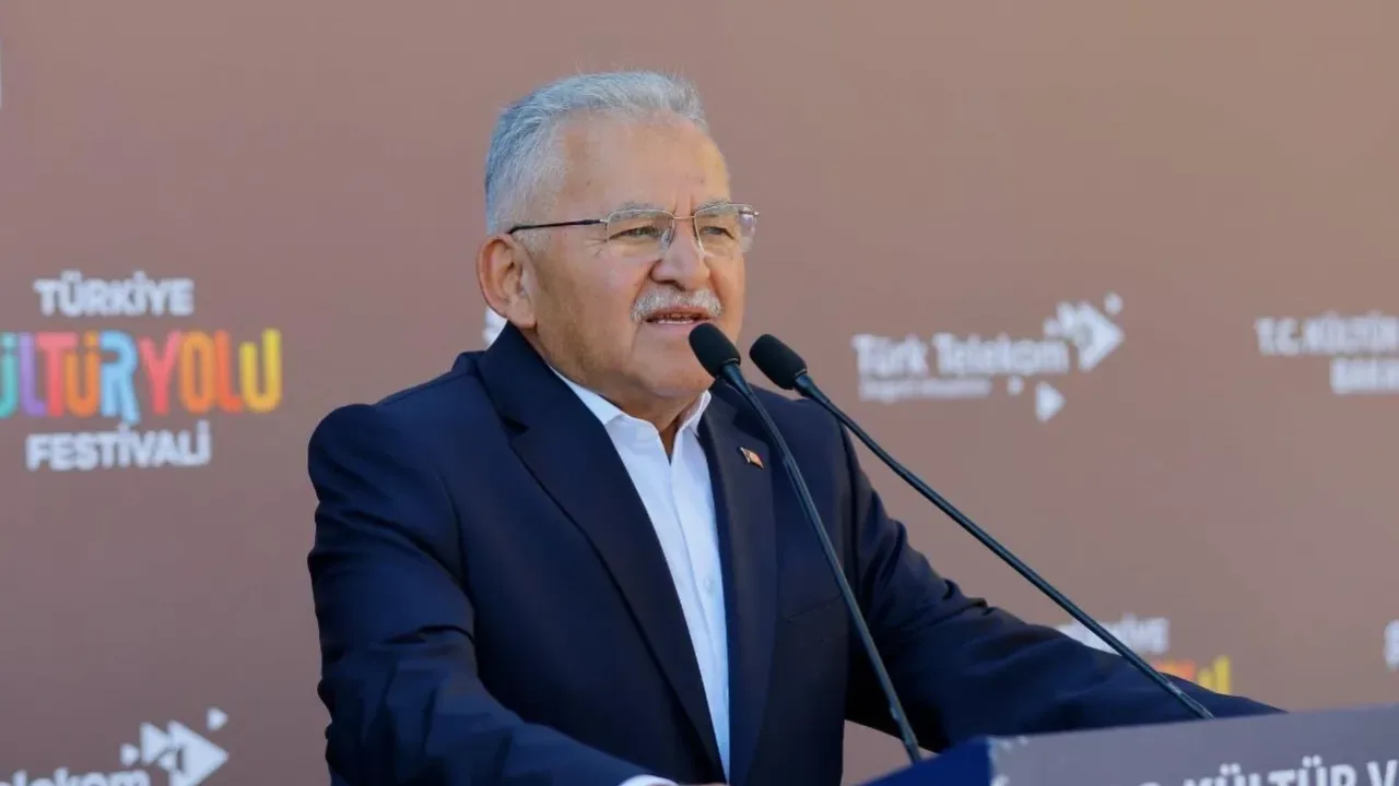 Kayseri Büyükşehir'den üniversiteli ailelere 10 bin lira destek