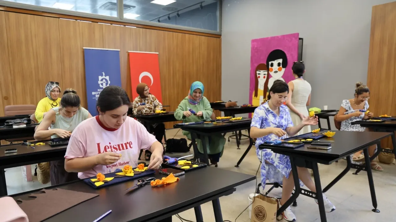 Kocaeli’de Kadınlar Moda Akademisi’nde Tasarım Yapıyor