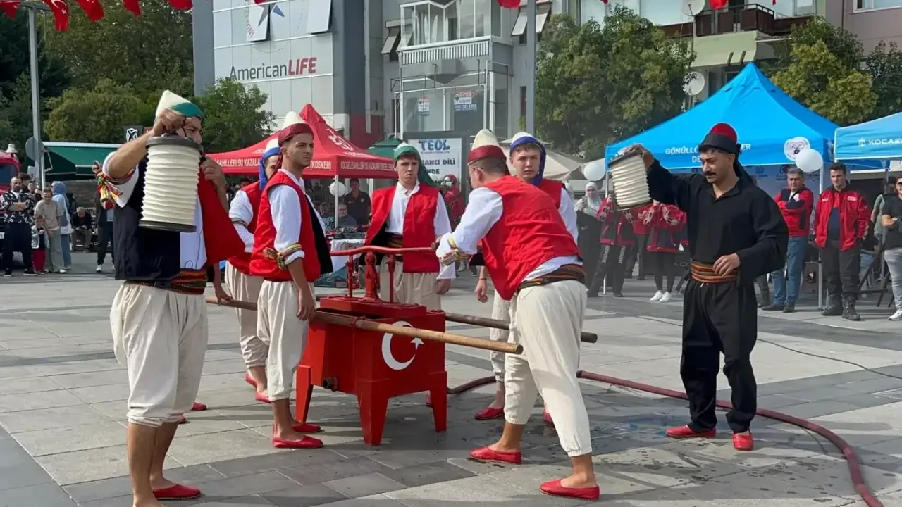 Kocaeli meydanları İtfaiye Haftası’nda renklendi