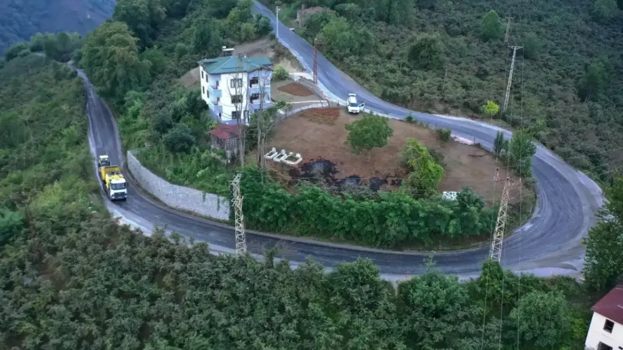 Gülyalı'da 1,5 km'lik yol asfaltlandı, yılların sorunu çözüldü