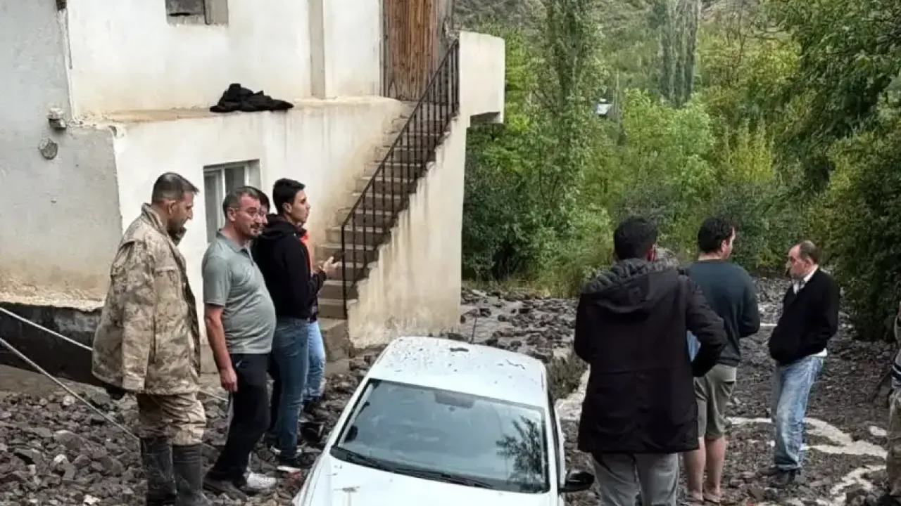 Uzundere'de taşkın: Araçlar çamura gömüldü